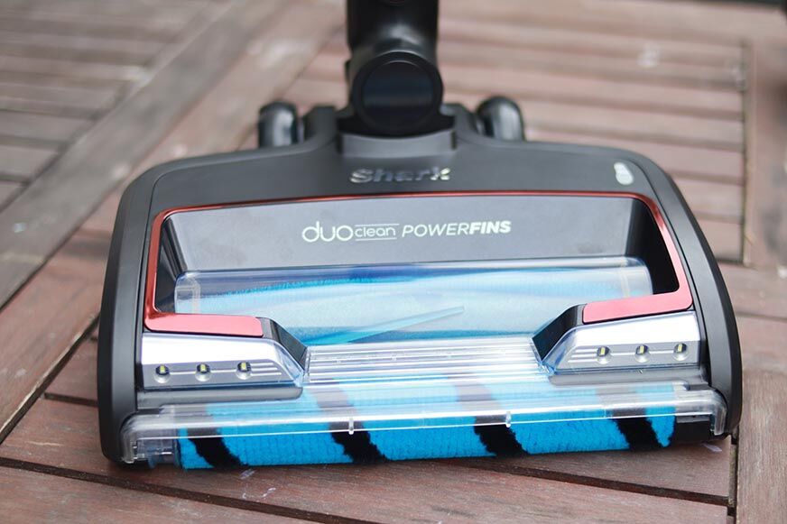 Man sieht die Bodendüse des Shark Anti Hair Wrap Flexology Saugers.